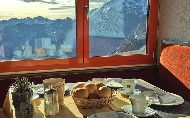 Panorama beim Frühstück auf der Tibet Hütte